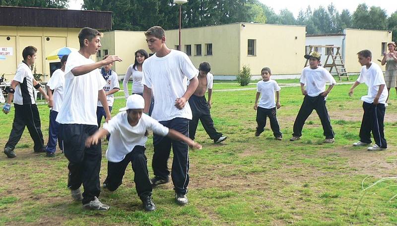 S létem se rozloučili tancem a zpěvem