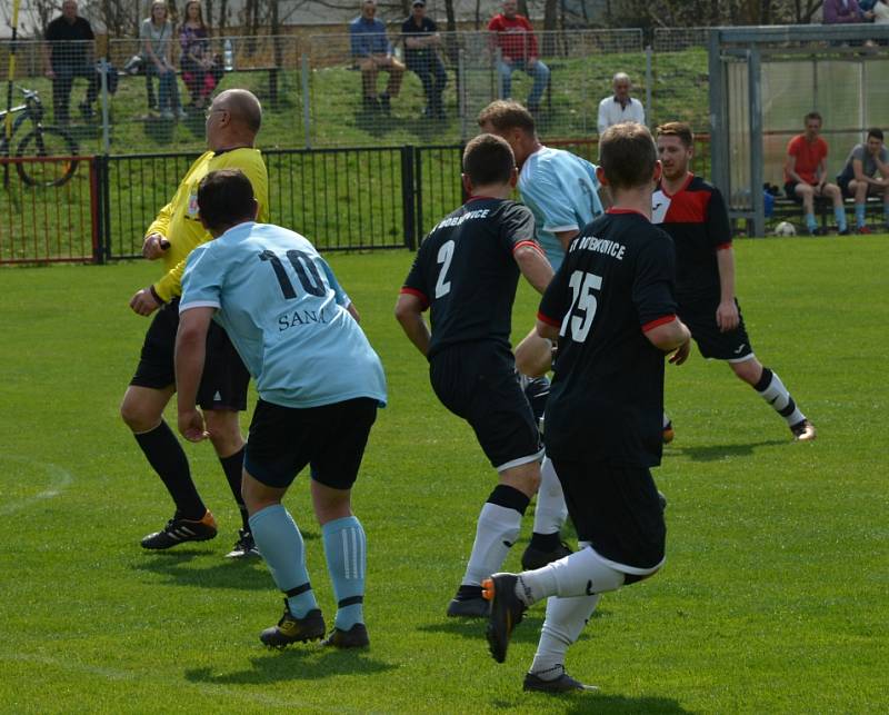 DOBKOVICE (tmavé dresy) vyhrály 3:2 v Děčíně nad Unionem.