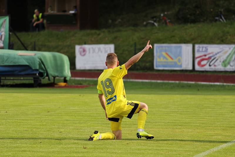 REMÍZA. Fotbalisté Varnsdorf (ve žlutých dresech) doma remizovali s Třincem 2:2.