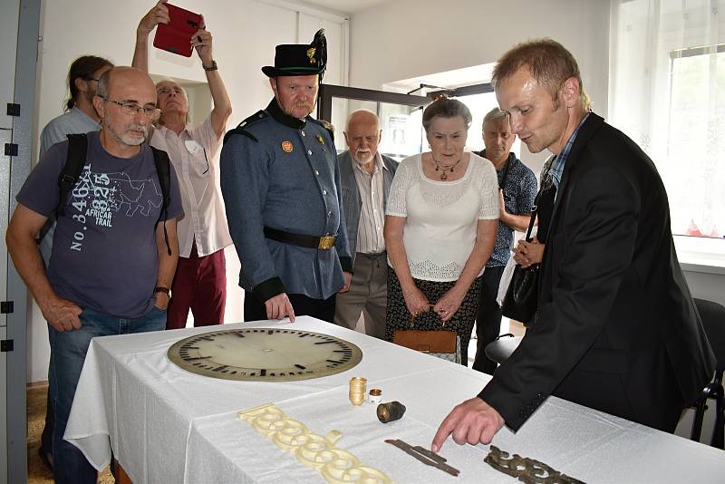 V Dolním Źlebu odhalili renovované historické hodiny.