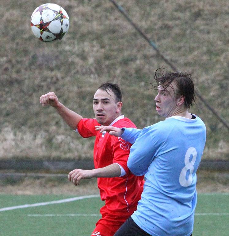 POVINNÁ VÝHRA. Česká Kamenice (v modrém) porazila Velké Březno 6:3.