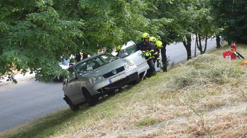 Zaparkované auto se později samo rozjelo. Z parkoviště sjelo ze svahu a zastavilo se až o strom