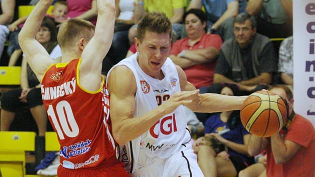 JE TO DOMA! Basketbalisté Děčína (v bílém) ve třetím utkání play-off porazili Pardubice 90:81.