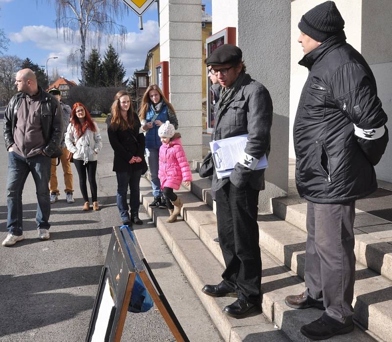 JSME S VÁMI. Malý happening se konal ve Varnsdorfu. Lidé přišli podpořit ústecký Činoherní klub, jemuž hrozí zánik.