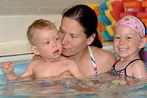 Plavání miminek rozvíjí řadu schopností dětí, utužuje také vztah rodiče a dítěte.