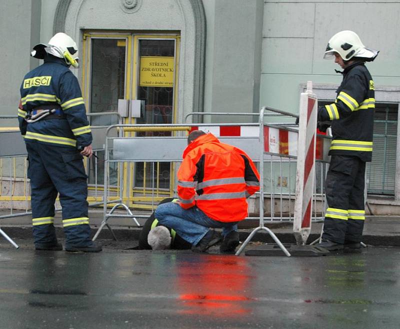 Unikající plyn zastavil na jednu hodinu dopravu kolem děčínského vlakového nádraží. 