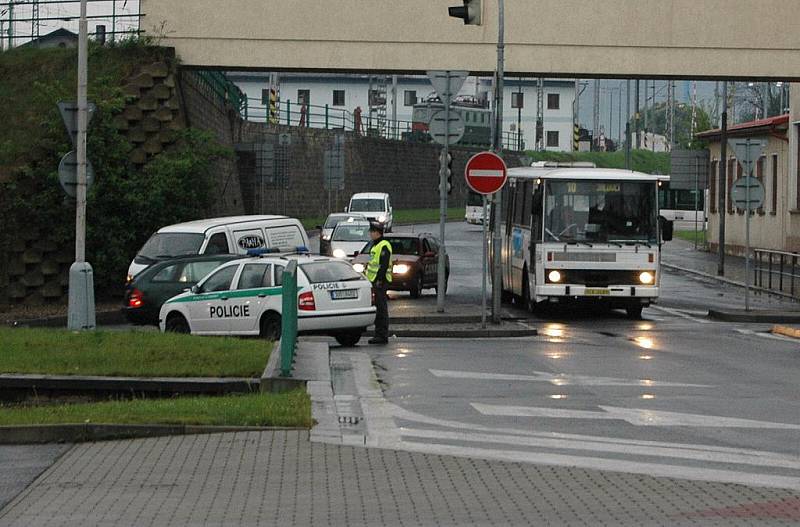 Unikající plyn zastavil na jednu hodinu dopravu kolem děčínského vlakového nádraží. 