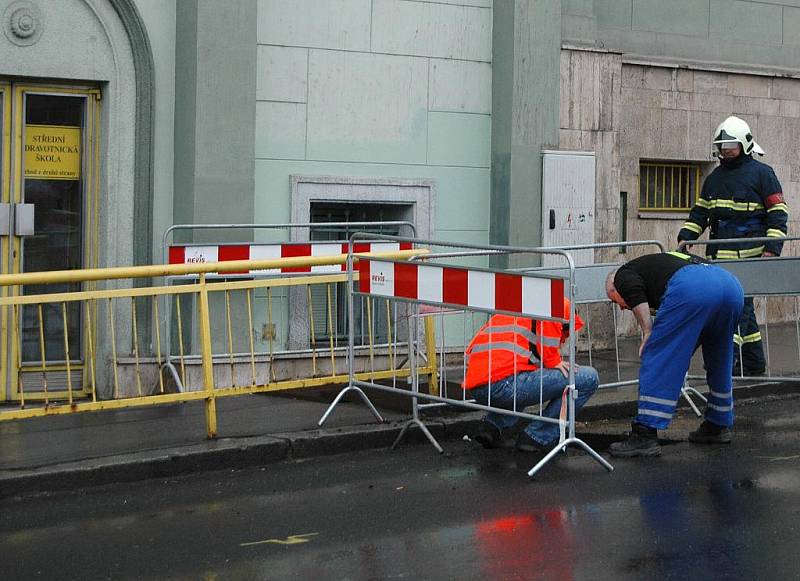 Unikající plyn zastavil na jednu hodinu dopravu kolem děčínského vlakového nádraží. 