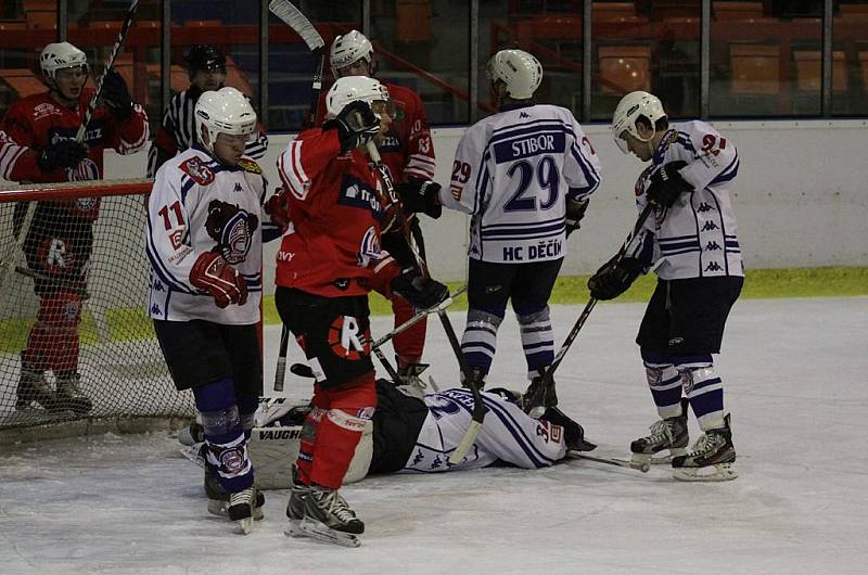 BRAVO! Hokejisté Děčína (v bílém) doma porazili 6:2 Klatovy.