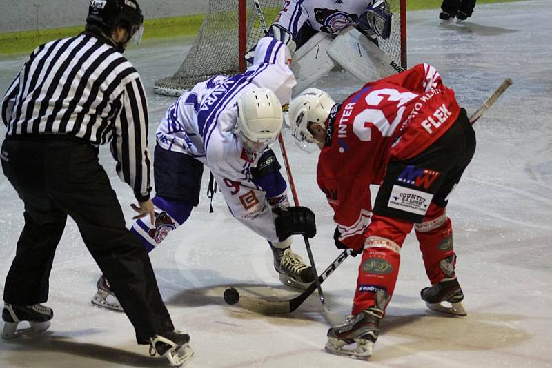 BRAVO! Hokejisté Děčína (v bílém) doma porazili 6:2 Klatovy.