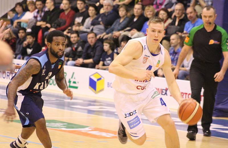 BASKETBALISTÉ DĚČÍNA si to doma rozdali s Kolínem.