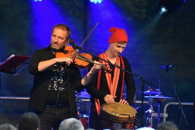 Koncert Čechomoru v jižních zahradách děčínského zámku