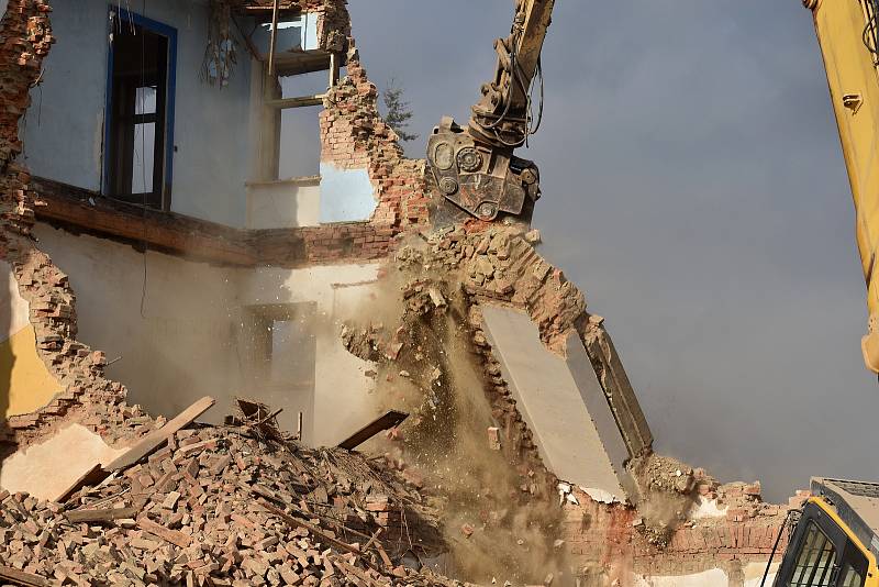 Ve Varnsdorfu začala demolice většiny nádraží.