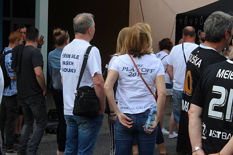 Basketbalové finále mezi Děčínem a Nymburkem.