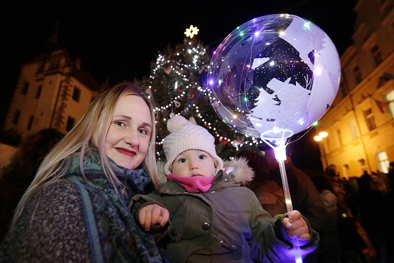 V Benešově nad Ploučnicí v pátek v podvečer rozsvítily  vánoční domů se zahradou  a vánoční strom na náměstí.