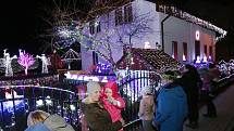 V Benešově nad Ploučnicí mají pro místní obyvatelé světelnou atrakci. Vánočně vyzdobený dům a zahradu.