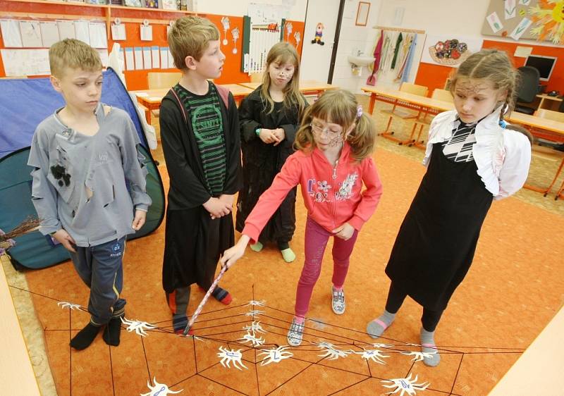 Čarodějnice oslavily i děti ve škole v Dobkovicích.