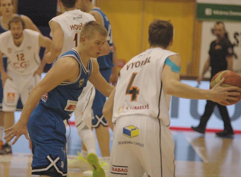 PARÁDA! Děčínští basketbalisté (v bílém) porazili v posledním letošním utkání pražský USK.