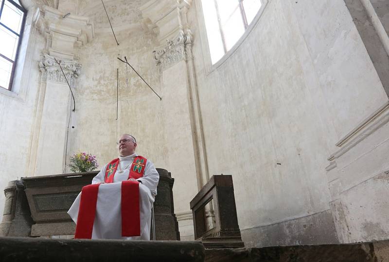 Do kostela sv. Václava  si v pondělí odpoledne našlo cestu na mši svatou několik desítek lidí.