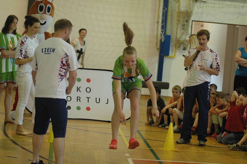 VERONIKA VÍTKOVÁ dorazila společně s Janou Vápeníkovou na ZŠ Dr. M. Tyrše, kde proběhla v rámci kampaně Česko sportuje takzvaná Olympijská hlídka.