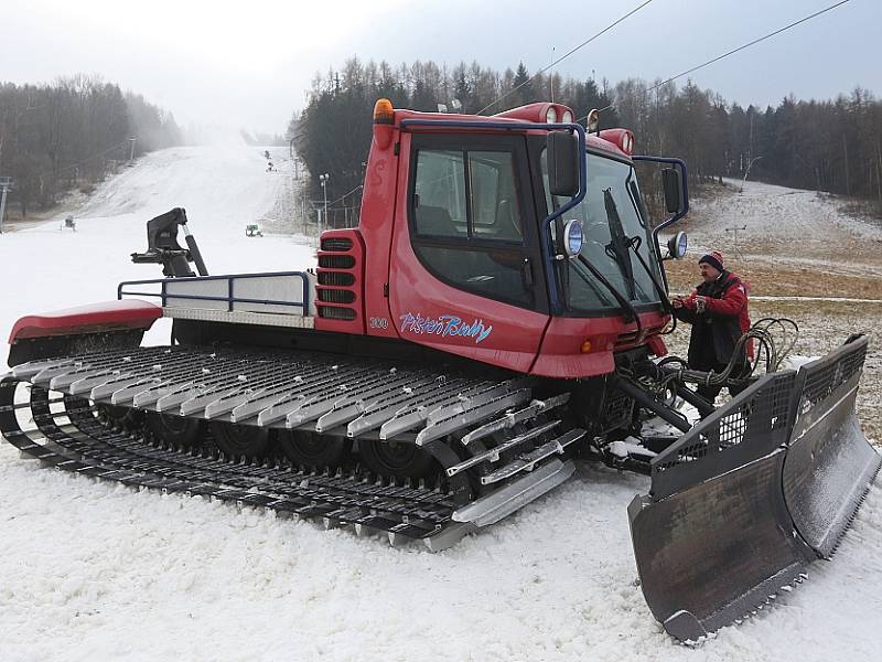 Přípravy na lyžování v Horním Podluží. Archivní foto.