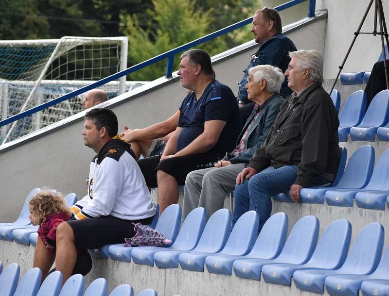 Česká Kamenice (černé dresy) doma porazila Křešice 2:0.