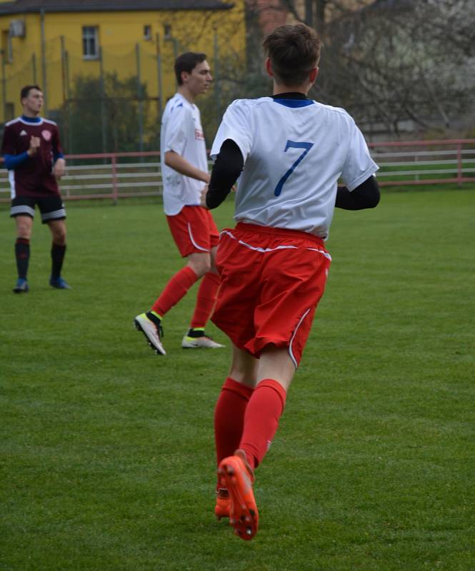 SMOLNÁ PORÁŽKA. Junior Děčín (v bílém) prohrál s Neštěmicemi 1:3.