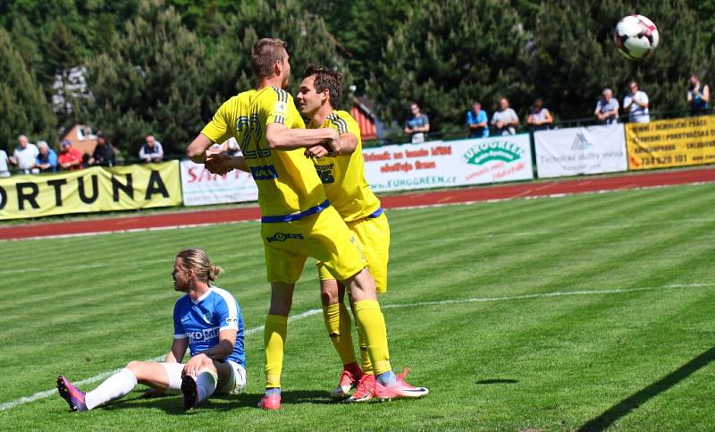 REMÍZA. Varnsdorf (ve žlutém) remizoval s Táborskem 1:1.