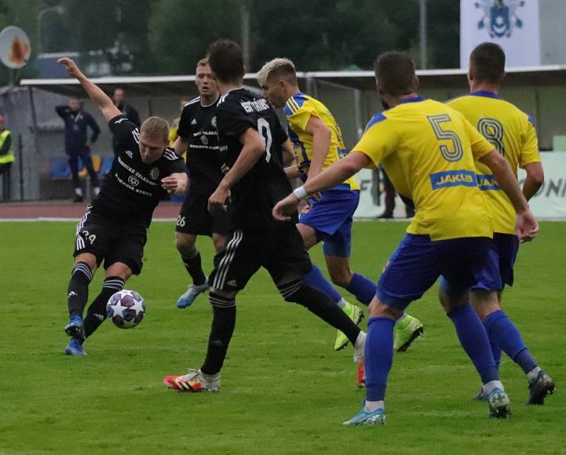 Varnsdorf (ve žlutém) porazil Třinec 1:0.