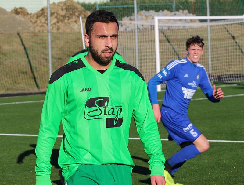 JASNÝ VÝSLEDEK. Varnsdorf (v modrém) porazil Vilémov 12:1.