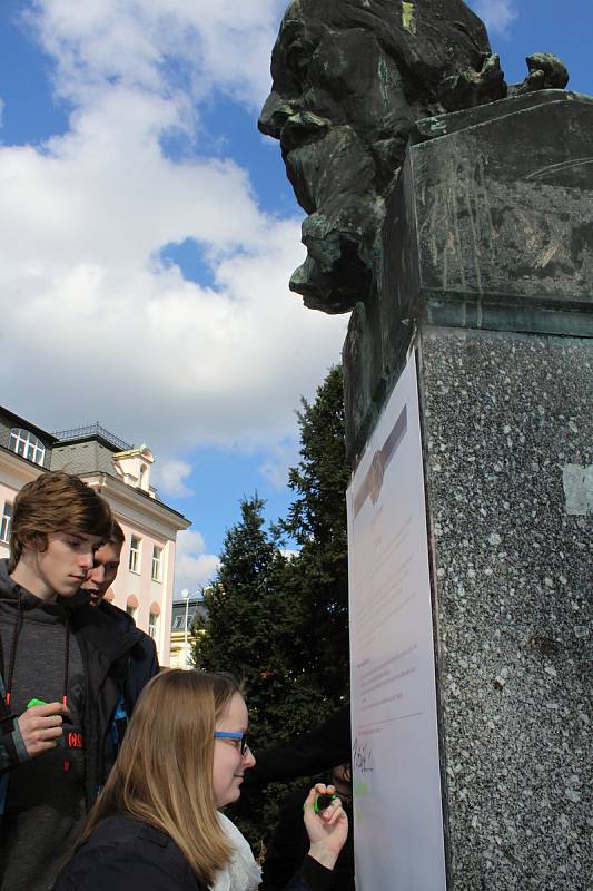 Protest VyjdiVen studentů děčínského gymnázia a obchodní akademie.