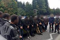 Skupina migrantů zadržená během úterý 17. října 2023 u Jiřetína pod Jedlovou. 