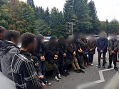 Skupina migrantů zadržená během úterý 17. října 2023 u Jiřetína pod Jedlovou. 