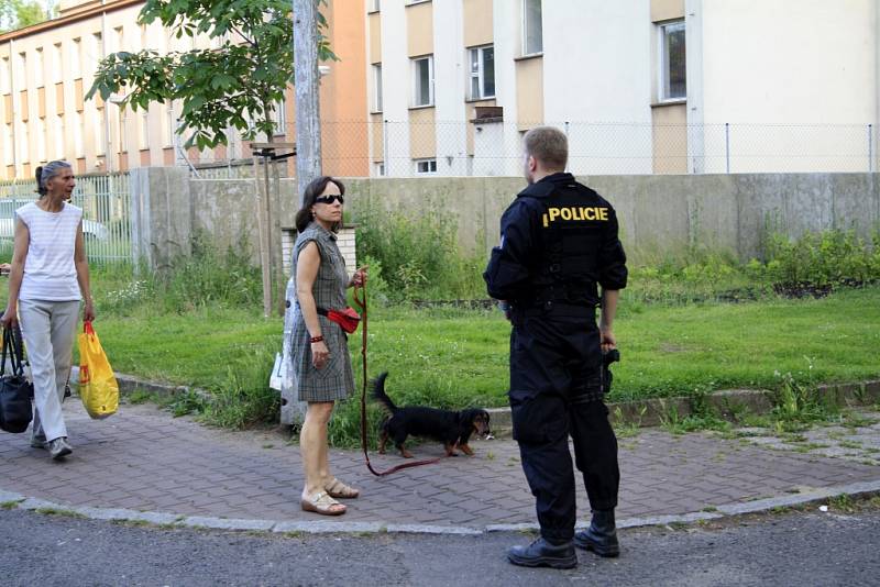 Výbuch na Mariánské louce připravil muže o několik prstů.