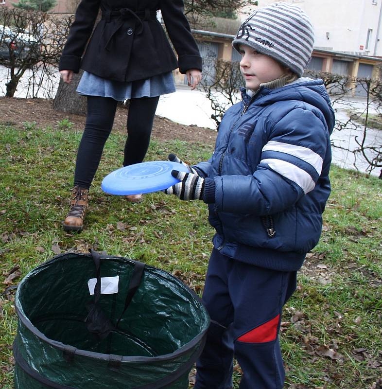 Happening v děčínském parku u Wolkerovy ulice. 