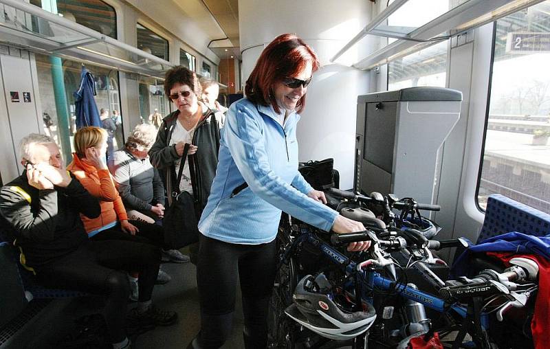 Desítky lidí si nenechaly ujít jízdu moderním vlakem na trati z Děčína do Krupky po Kozí dráze. Jízdy zajistila společnost Student Agency se svojí dceřinou společností RegioJet.