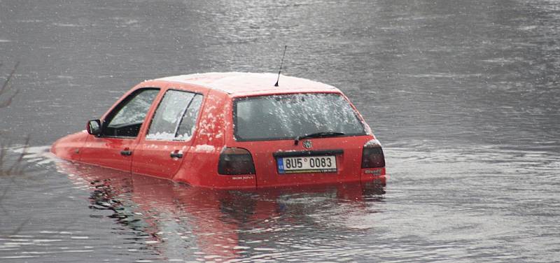 Auto skončilo po nehodě v Labi 