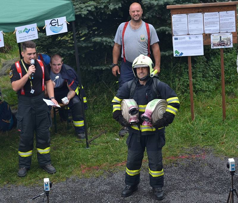 Hasiči na Sněžníku bojovali O srdce kamenné dámy.