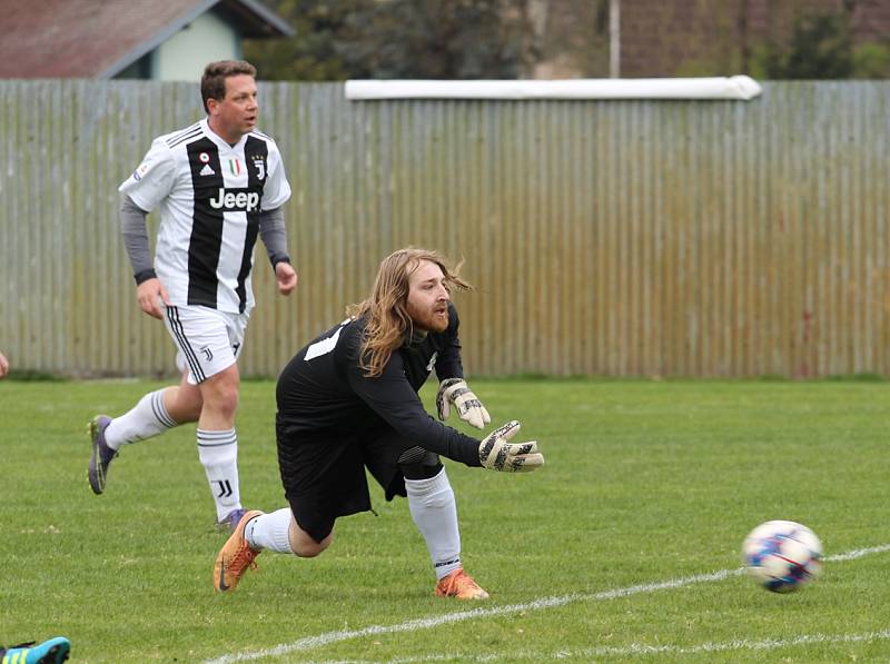 DERBY. Šluknov B (v bílém) porazil Horní Podluží 3:0.