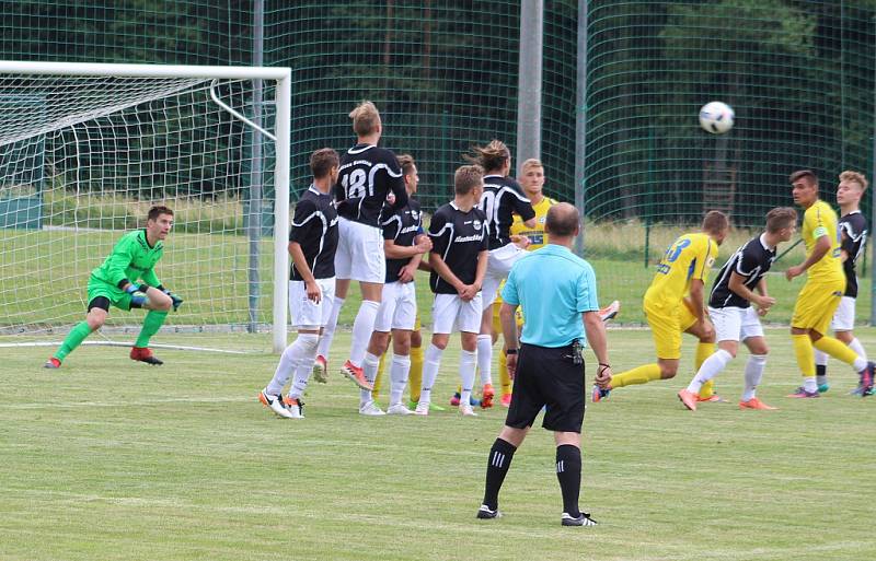 PORÁŽKA. Fotbalisté Varnsdorfu (ve žlutém) prohráli s týmem Budissa Bautzen 0:2.