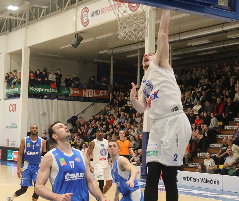 LOUČENÍ. Děčínští basketbalisté se s rokem 2019 rozloučili vítězstvím nad Ostravou.