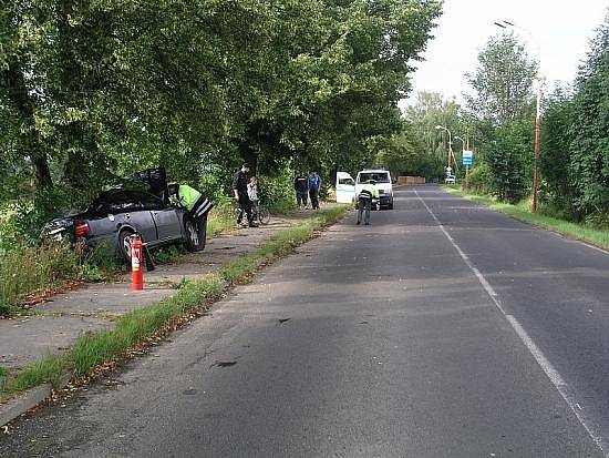 Řidič nezvládl řízení a narazil do stromu