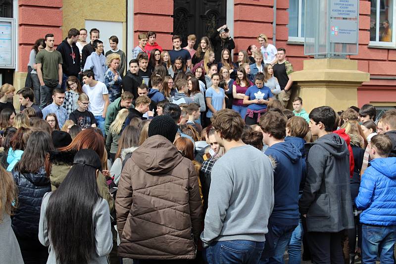 Protest VyjdiVen studentů děčínského gymnázia a obchodní akademie.