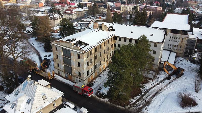 Ve Varnsdorfu začala demolice bývalé ubytovny u Panoramy.