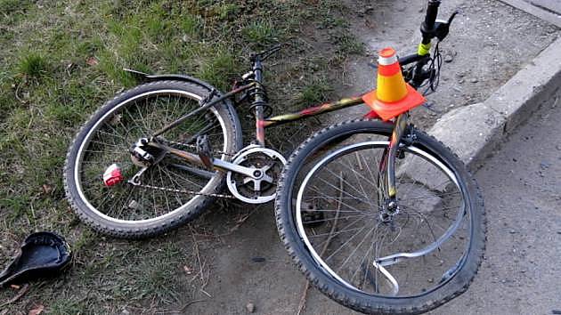 Cyklista zemřel u Stržanova po srážce autem, kterému nedal přednost