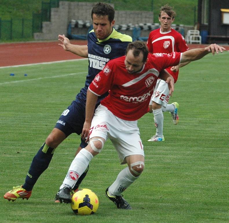 DALŠÍ REMÍZA. Varnsdorf (v tmavém) doma remizoval 0:0 s Pardubicemi.
