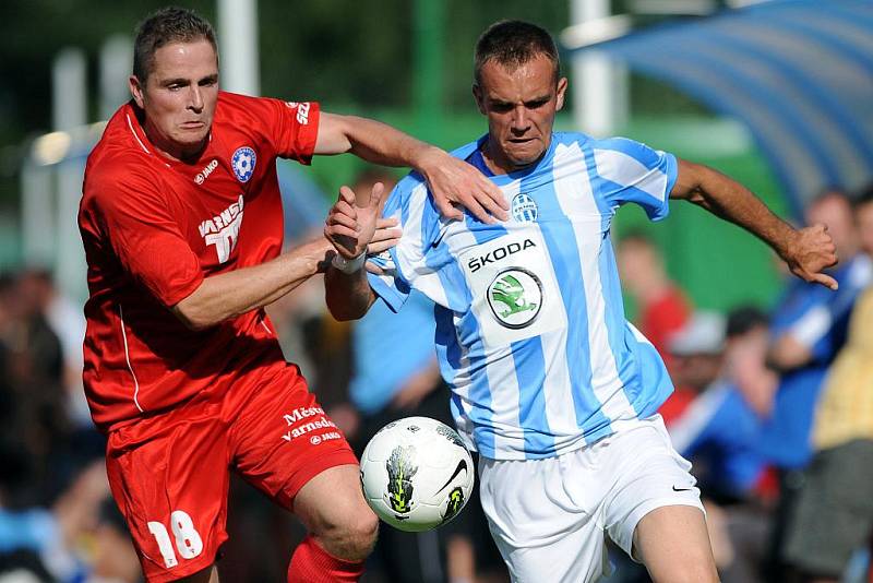 NA ÚVOD PORÁŽKA. Fotbalisté Varnsdorfu (v červeném) podlehli 0:2 Mladé Boleslavi.