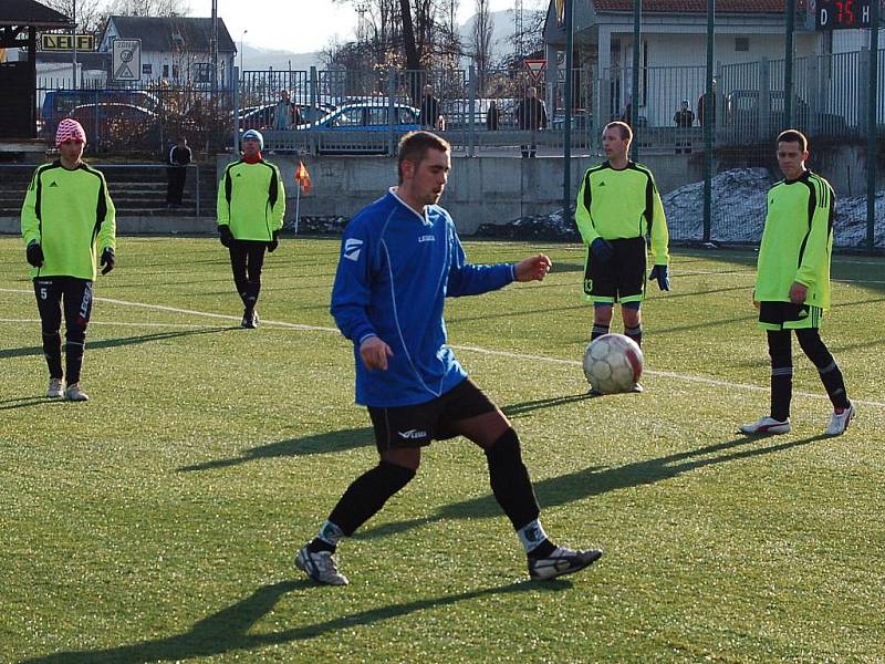 Fotbalisté Vilémova (v modrém) porazili Lovosice 3:2.