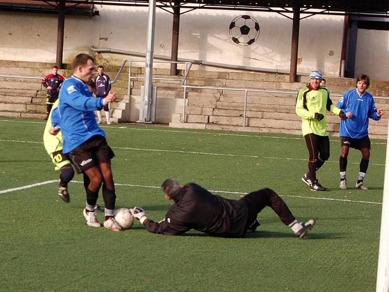 Fotbalisté Vilémova (v modrém) porazili Lovosice 3:2.