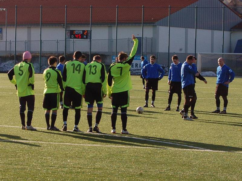 Fotbalisté Vilémova (v modrém) porazili Lovosice 3:2.